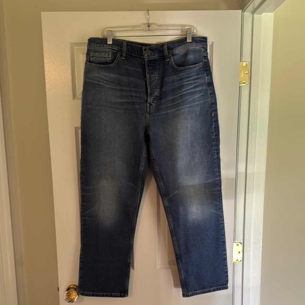 NWT
Banana Republic jeans
High waist
Straight legs
Button fly
Size 33
29”inseam